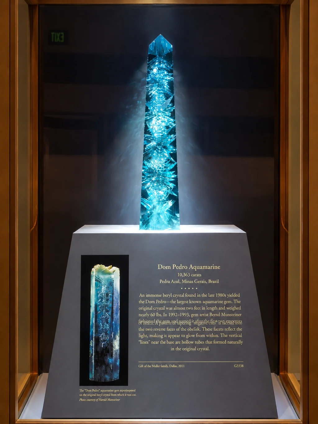 A água-marinha Dom Pedro, um obelisco lapidado azul-turquesa que parece iluminado por dentro, exposta em vitrine no Smithsonian.